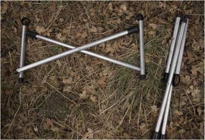 The crossbars are permanently attached to each other, see the attachment point in the center. Their lower ends are also permanently attached to the legs. On the right you see how it looks when folded.